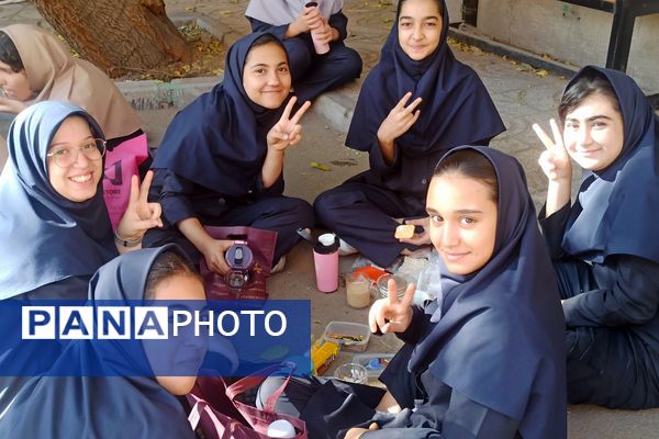برگزاری مراسم صبحانه سلامت در دبیرستان بعثت ناحیه یک شهرری