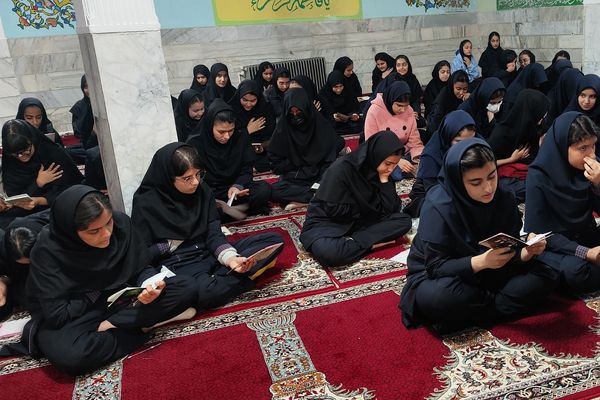 نمک‌گیر سفره مادر هستیم