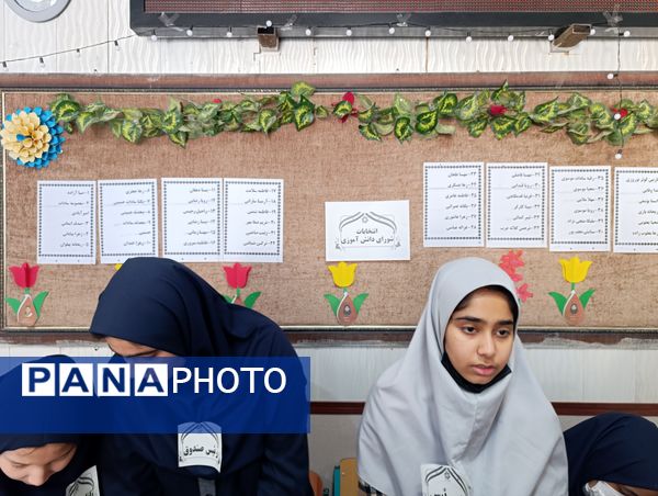 رقابت پرشور دانش آموزان در انتخابات شورای دبیرستان میرزا جعفر سروقد