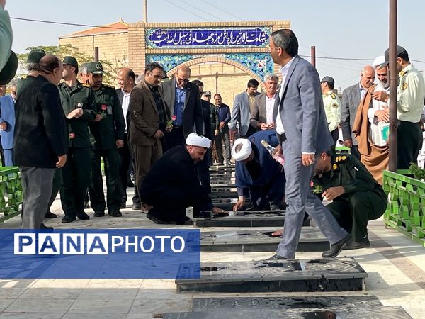 بازدید و غبار روبی مسئولین از مزار شهدای روستای دهنو خلیل آباد 