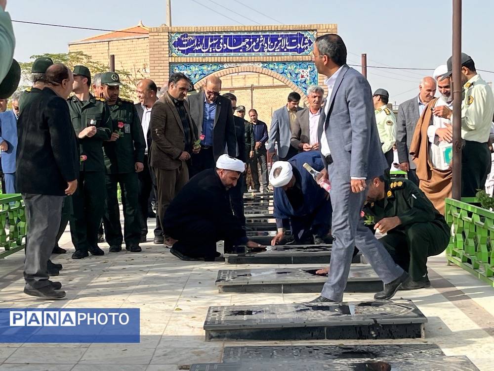 بازدید و غبار روبی مسئولین از مزار شهدای روستای دهنو خلیل آباد