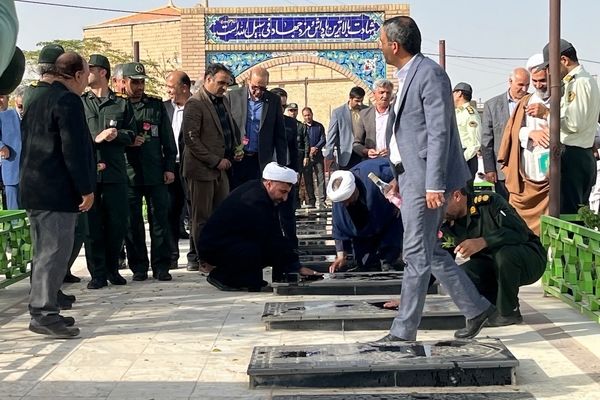 بازدید و غبار روبی مسئولین از مزار شهدای روستای دهنو خلیل آباد 