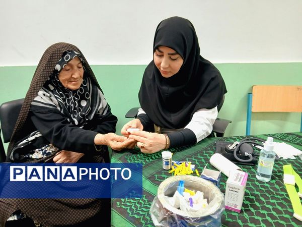 خدمت‌رسانی پزشکان مجرب در قالب «میز خدمت» در مدرسه شهید شهسواری ناحیه 4 کرج 