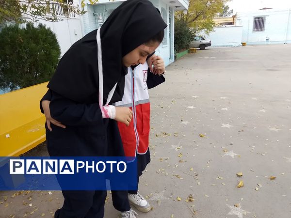 بیست و ششمین مانور سراسری زلزله در دبیرستان دخترانه فاطمیه