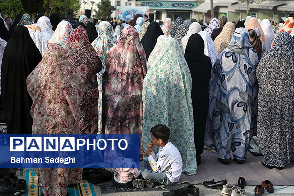 اقامه نماز عید سعید فطر- امامزاده پنج تن(ع) لویزان