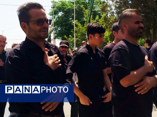 حماسه زنجیرزنی در فدافن؛ عزاداری دهه اول محرم با حضور پرشور جوانان