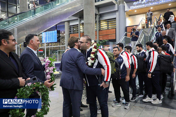 بازگشت تیم ملی وزنه‌برداری با جام قهرمانی‌
