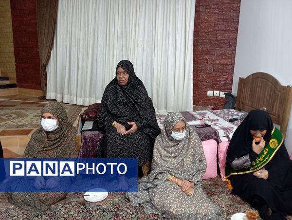 تجلیل دانش‌آموزان بندرعباسی از خانواده شهید در آستانه میلاد حضرت زهرا(س)