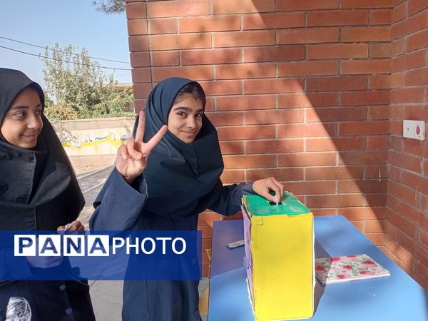 ساخت و راه‌اندازی بازی جعبه آرامش در مدرسه مادرمهربان خلیل آباد