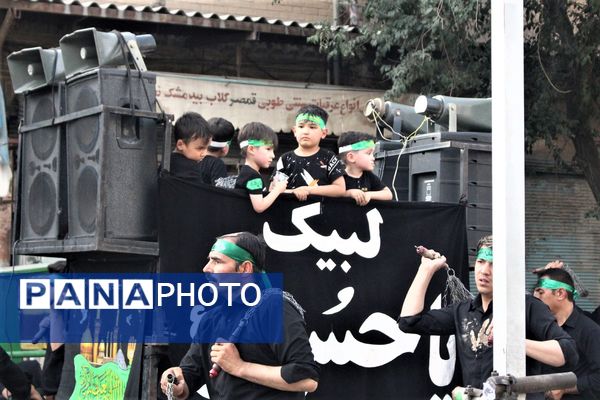حضور پرشور کودکان قمی در دسته‌های عزاداری روز تاسوعا 