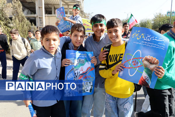راهپیمایی روز دانش‌آموز در محمدشهر کرج 