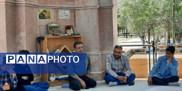 ادای احترام و غبارروبی گلزار شهدای گمنام توسط دانش‌آموزان