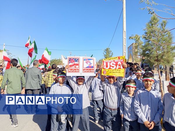 قدم‌های کوچک، ایمان‌های بزرگ؛ حضور باشکوه دانش‌آموزان دبستان برادران ابراهیمی‌نیا در ۱۳ آبان