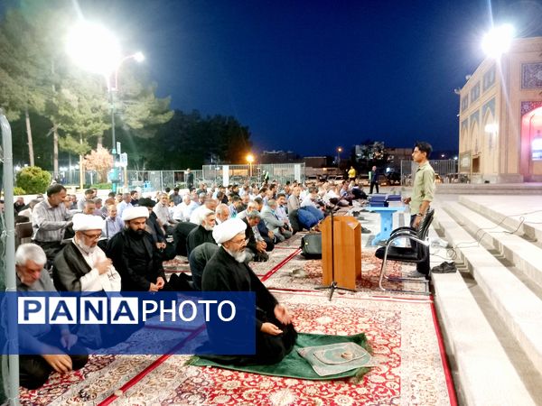 برپایی نماز جماعت در آرامگاه شهید مدرس 