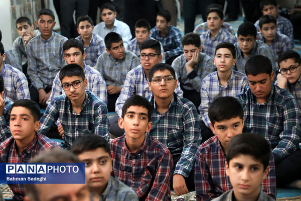 اقامه اذان و نماز با شعار «مِهر با مُهر» با حضور وزیر آموزش و پرورش