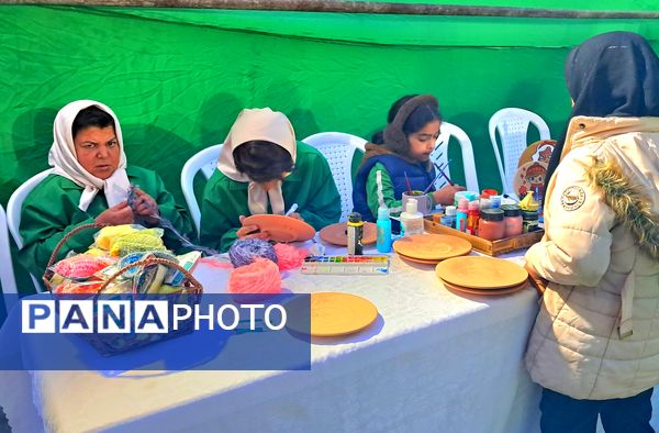 برپایی غرفه‌ای به عشق فاطمه(س)  