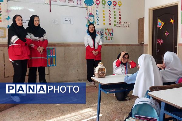 مانور تخلیه اضطراری و آمادگی برای لحظات بحرانی در مدرسه معراج بهارستان‌دو