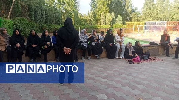 آموزش میدانی چادر زنی و حمل مصدوم برای شهروندان در پارک صادقیه مشهد  