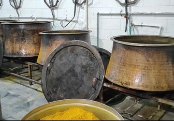 روایت دانش‌آموز خبرنگار از طبخ و توزیع ۱۵ هزار پرس غذا در آشپزخانه صاحب الزمان (عج) شهرستان زارچ