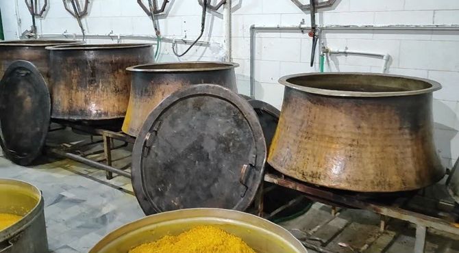 روایت دانش‌آموز خبرنگار از طبخ و توزیع ۱۵ هزار پرس غذا در آشپزخانه صاحب الزمان (عج) شهرستان زارچ