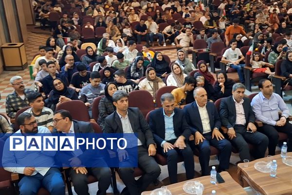 مراسم تجلیل از دانش‌آموزان برتر دبیرستان هیأت امنایی رازی ناحیه ۴شیراز