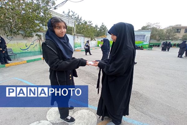 توزیع پاکت‌های امر به معروف و نهی از منکر در دبیرستان دخترانه دلیری
