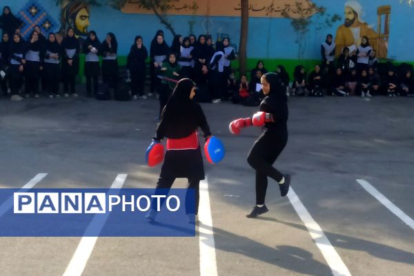 برگزاری المپیاد ورزشی به مناسبت هفته تربیت بدنی در دبیرستان پروین اعتصامی اسلامشهر