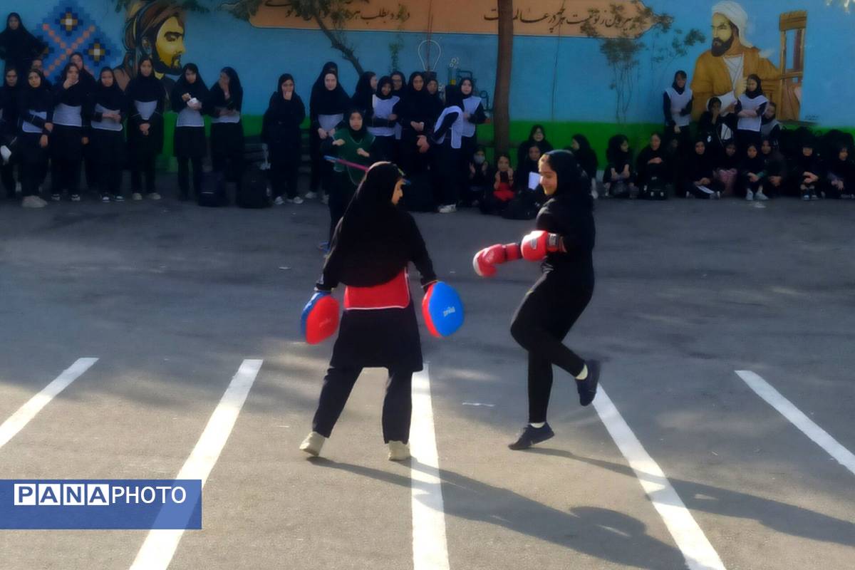 برگزاری المپیاد ورزشی به مناسبت هفته تربیت بدنی در دبیرستان پروین اعتصامی اسلامشهر