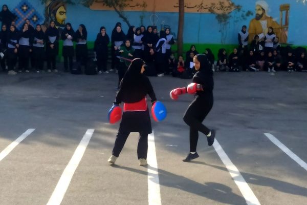 برگزاری المپیاد ورزشی به مناسبت هفته تربیت بدنی در دبیرستان پروین اعتصامی اسلامشهر