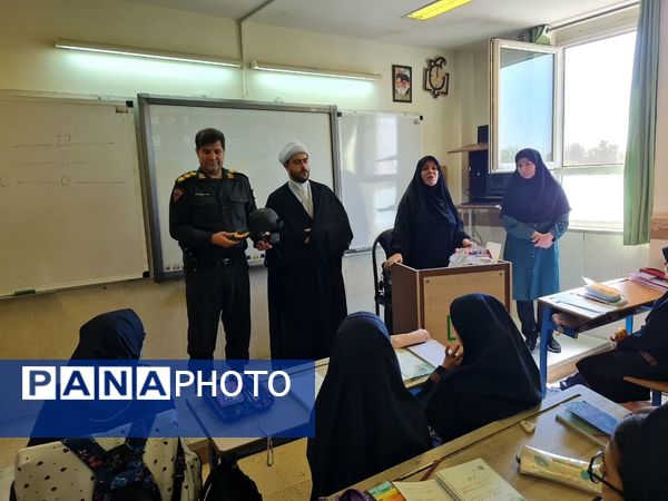 ویژه برنامه هفته نیروی انتظامی در دبیرستان شهید تیمسار فلاحی ناحیه یک کرج 