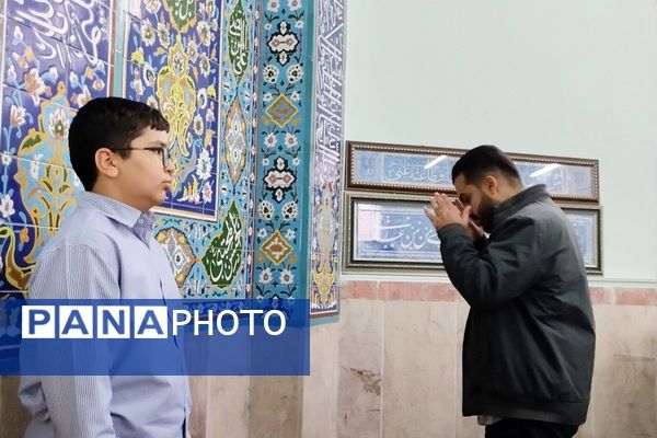 گفت‌وگوی آموزشی پس از اقامه نماز جماعت در دبیرستان شهید چمران