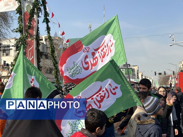 حال و هوای غرفه‌های سازمان دانش‌آموزی و خبرگزاری پانا در راهپیمایی ۲۲ بهمن