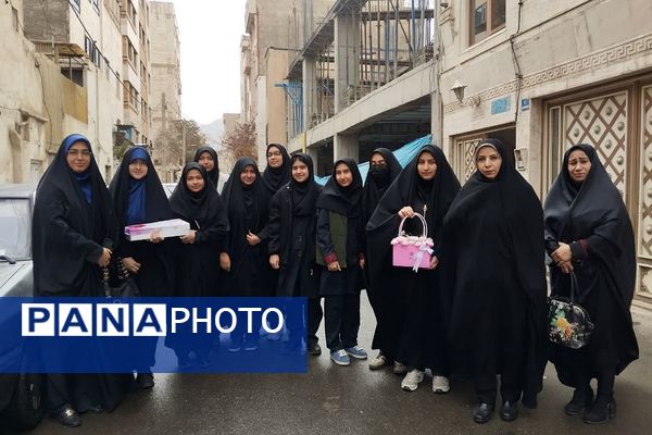 دیدار دانش‌آموزان مدرسه نمونه دولتی شهیدی با مادر شهید مجید زارعی به مناسبت روز مادر