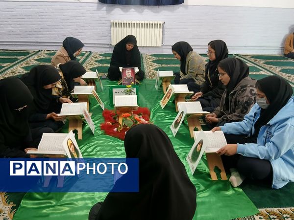 محفل انس با قرآن در دبیرستان دخترانه فاطمیه 