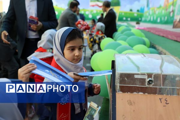 برگزاری مشترک جشن عاطفه‌ها در همدان با مشارکت کمیته امداد و سازمان دانش‌آموزی