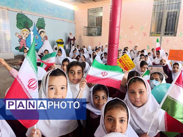 حماسه ۱۳ آبان در دبستان شهید تنیده 