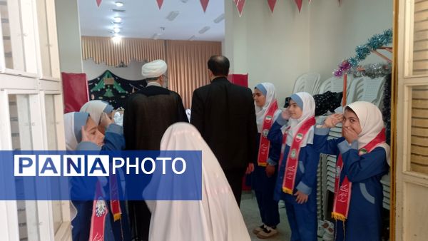 برگزاری نماز جماعت در دبستان زیور کاظمی شهرستان تفرش