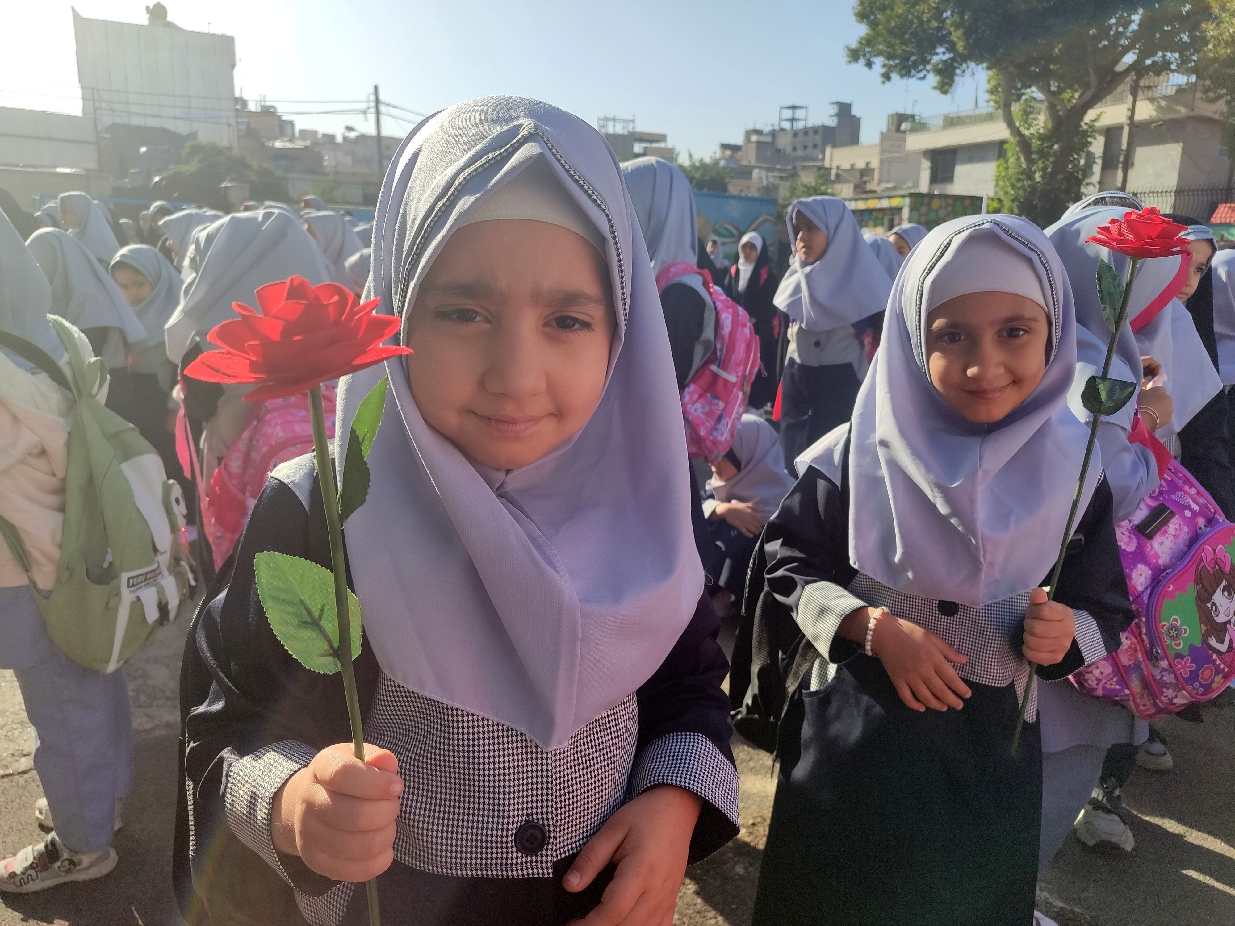 آیین نواختن زنگ مهر، ایثار و شهادت در دبستان شاهد حاج تقی آقا بزرگ ناحیه یک مشهد 