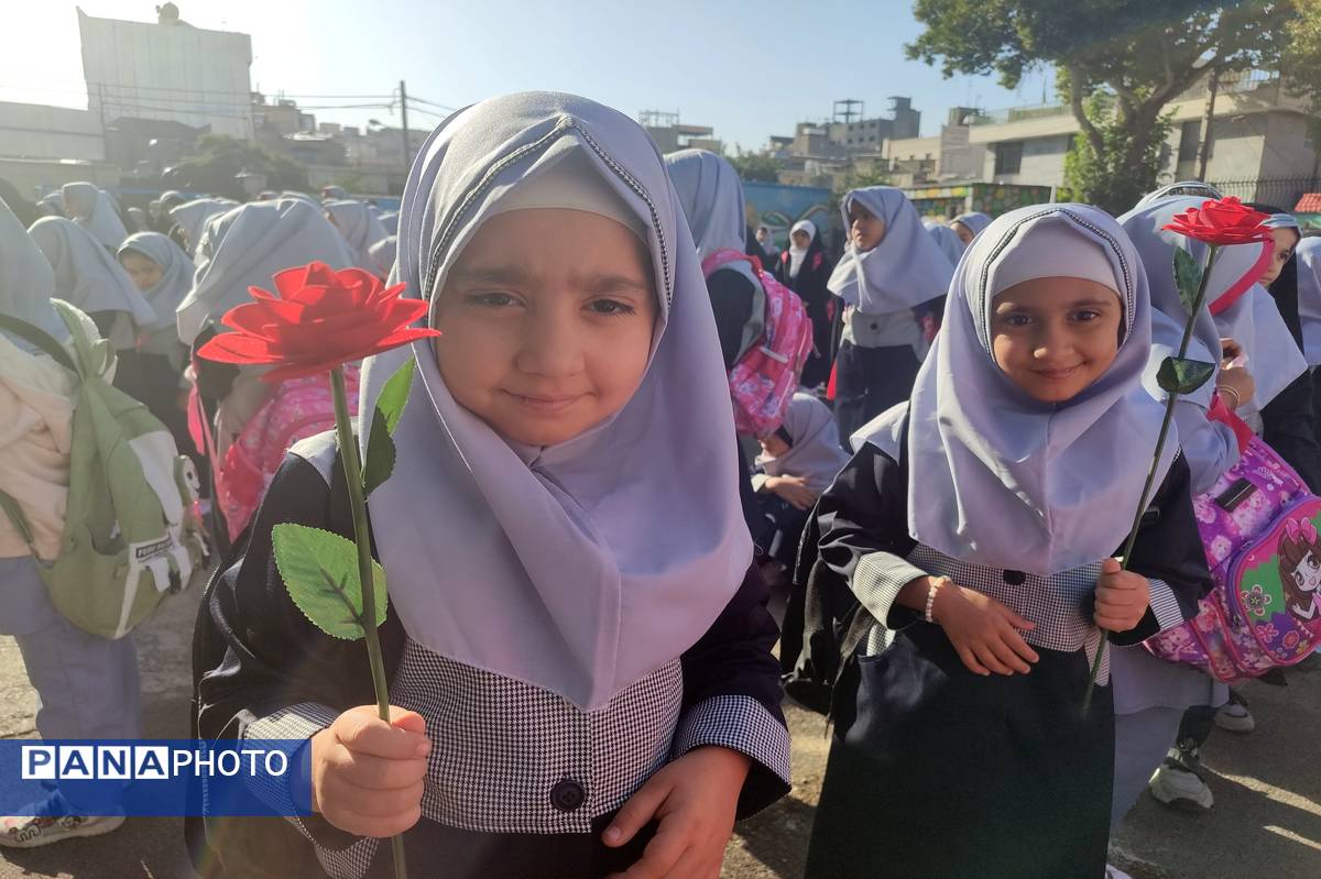 آیین نواختن زنگ مهر، ایثار و شهادت در دبستان شاهد حاج تقی آقا بزرگ ناحیه یک مشهد 