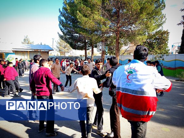 مانور زلزله در دبیرستان میثاق