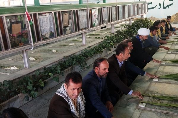 مراسم غبارروبی و عطرافشانی مزار شهدای 400 دستگاه ناحیه 3 کرج در هفته دفاع مقدس