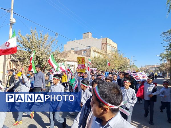 قدم‌های کوچک، ایمان‌های بزرگ؛ حضور باشکوه دانش‌آموزان دبستان برادران ابراهیمی‌نیا در ۱۳ آبان