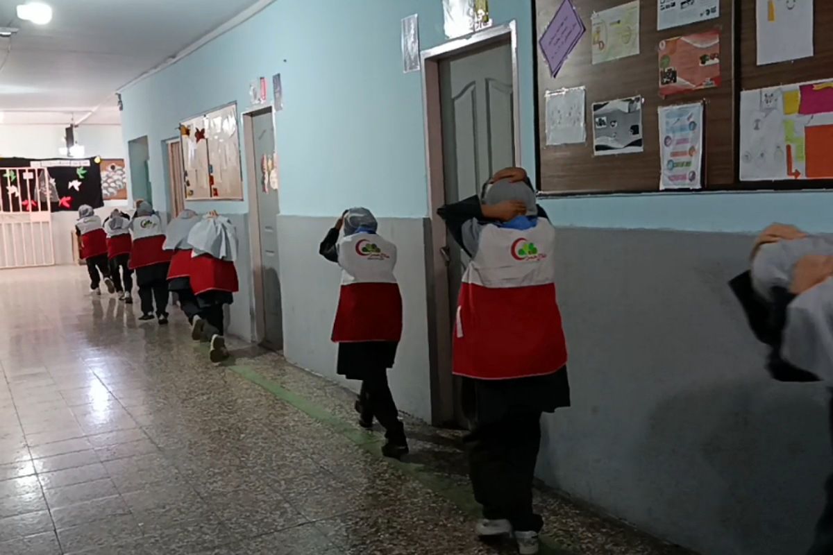 هلال‌احمر در بعثت ۲؛ تمرین ایمنی با دختران دبستانی