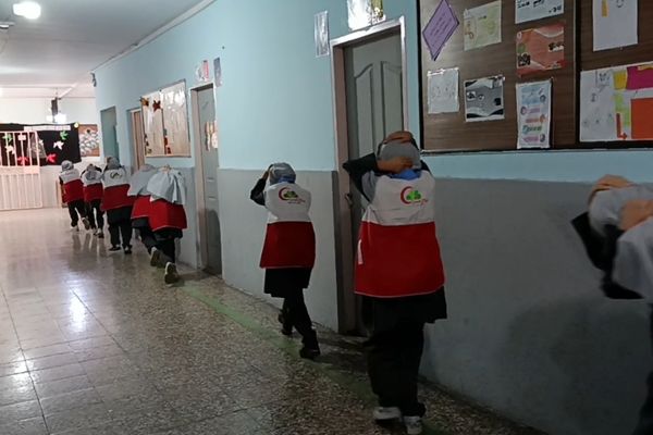 هلال‌احمر در بعثت ۲؛ تمرین ایمنی با دختران دبستانی
