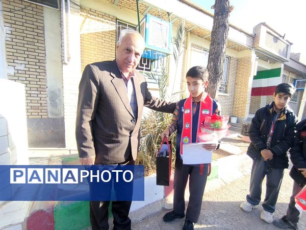 تجلیل از خبرنگار ارشد دبستان شهید پسندیده فدافن