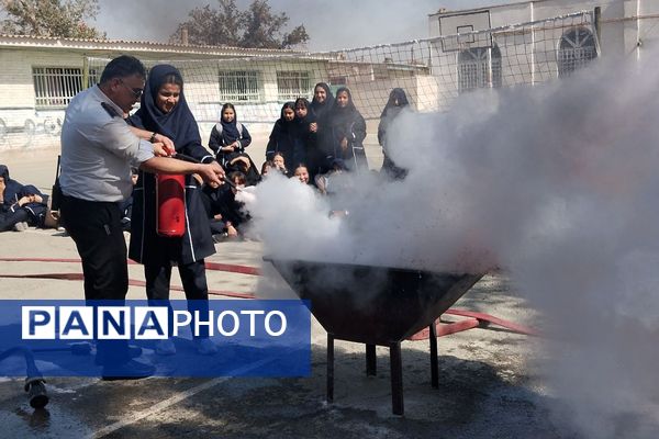 آموزش اصول اولیه آتش‌نشانی در مدرسه زکیه صباشهر