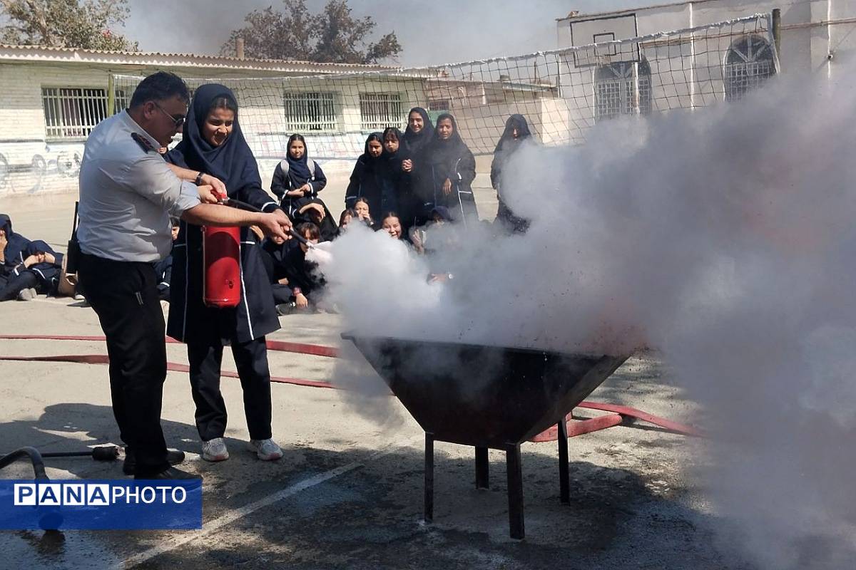 آموزش اصول اولیه آتشنشانی در مدرسه زکیه صباشهر