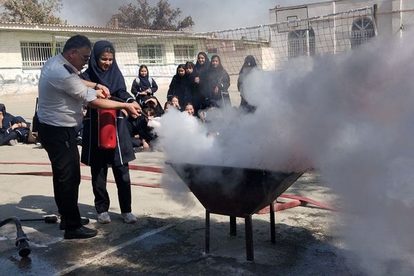 آموزش اصول اولیه آتش‌نشانی در مدرسه زکیه صباشهر