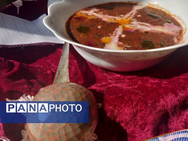 جشنواره غذاهای بومی محلی به‌مناسبت ایام‌الله دهه فجر در آموزشگاه علاقبندنیا ملارد