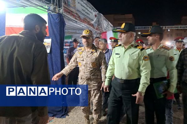 بازدید از نمایشگاه اسوه به‌مناسبت هفته دفاع مقدس در شیراز